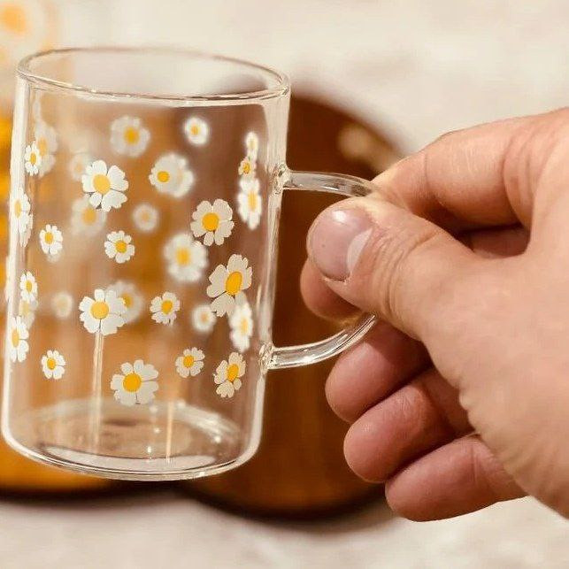 استکان پیرکس طرح گل بابونه | ۲۲۰ میل، دسته سفید، بسته ۶ عددی